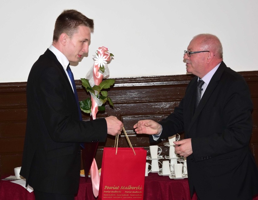 Najlepsi absolwenci otrzymali Nagrodę Starosty Malborskiego za osiągnięcia w nauce