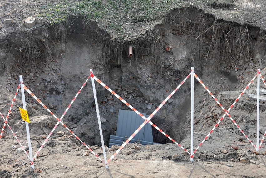 Drugie wejście do tuneli pod Zamkiem Książąt Pomorskich w Szczecinie odkryte. ZDJĘCIA