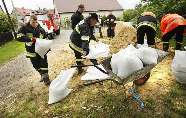 Mieszkańcom dwóch zalewanych od wczoraj wsi strażacy pomagali chronić swoje domy