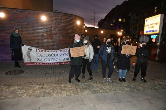 Po raz kolejny przed kliniką ginekologiczną-położniczą przy ulicy Polnej w Poznaniu spotkali się przeciwnicy i zwolennicy aborcji