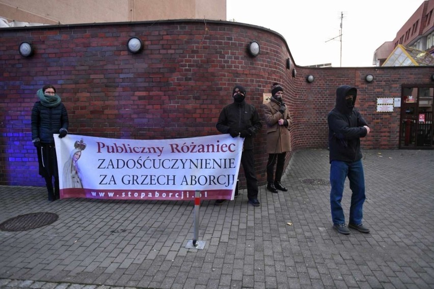 Po raz kolejny przed kliniką ginekologiczną-położniczą przy...