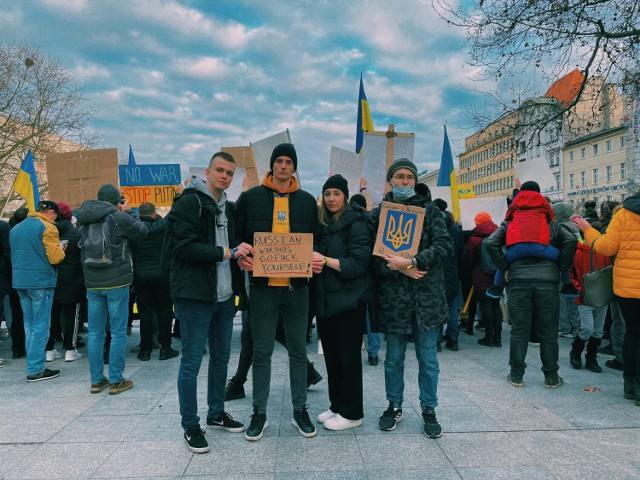 Olga Rydzewska wraz z ukraińskim przyjacielem Denisem i kolegami ze studiów podczas poznańskiego protestu przeciwko wojnie na Ukrainie