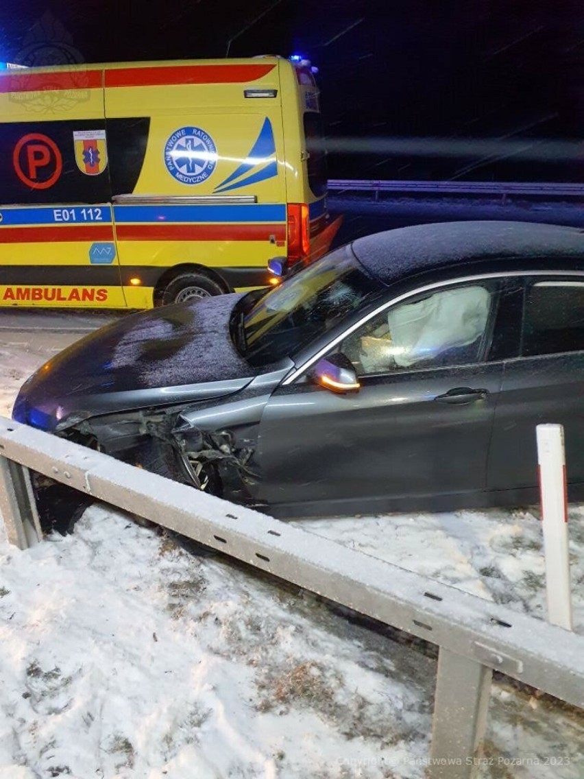 Dwa wypadki na autostradzie A1 w okolicach Radomska. W bariery uderzyło bmw i skoda