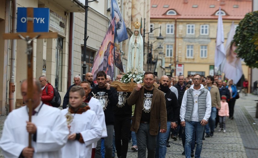 Figura Matki Bożej Niepokalanej wróciła przed kościół Świętej Trójcy w Przemyślu [ZDJĘCIA, WIDEO]