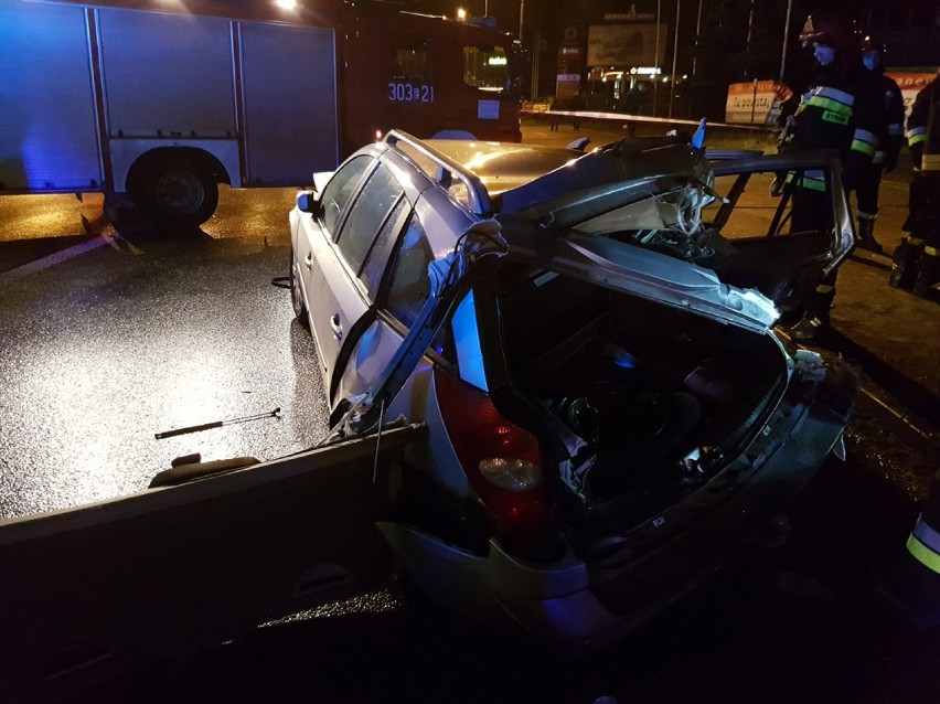 Wypadek na Włókniarzy w Łodzi. Kierowca renault uderzył w latarnię [ZDJĘCIA, FILM]