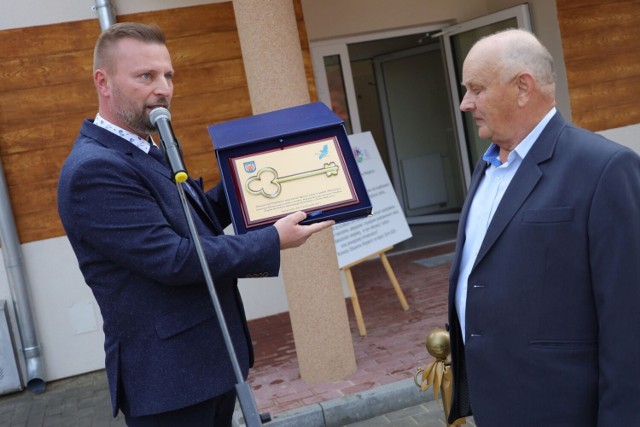 Burmistrz wręczył symboliczny klucz sołtysowi wsi.