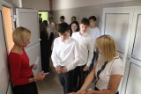 Egzamin ósmoklasisty 2024 w Szkole Podstawowej nr 12 w Bełchatowie. Dziś uczniowie sprawdzali swoją wiedzę z języka obcego, ZDJĘCIA