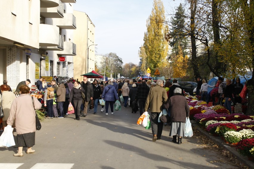 Cmentarz Bródnowski. Tłumy ludzi, spore kolejki i dużo...