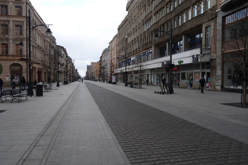 Puste ulice, przystanki tramwajowe, chodniki - tak wyglądało...