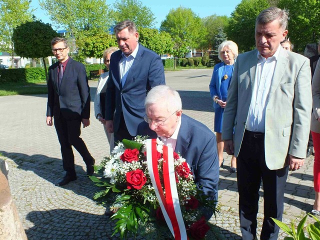 Poseł Krzysztof Lipiec, w towarzystwie działaczy Prawa i Sprawiedliwości, składa kwiaty przed tablicą poświeconą robotnikom Sierpnia 80’