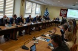 Budżet powiatu dębickiego na rok 2022 przyjęty jednogłośnie przez radnych 