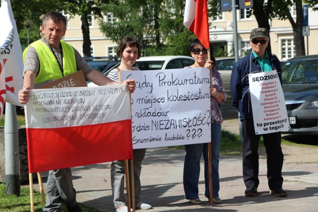 W środę, 17 maja, odbył się protest przeciwko nadużyciom i patologii w organach ścigania i w sądownictwie, zorganizowany przez Stowarzyszenie Pokrzywdzonych przez  Organa Władzy "Stop  Krzywdzie" - Zielona Góra.