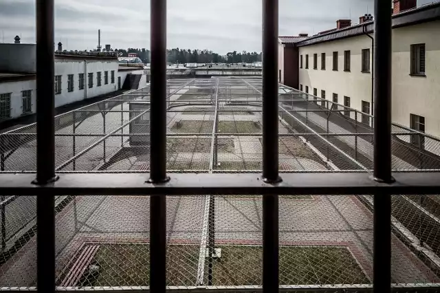 Widok przez więzienne okno w Czarnem