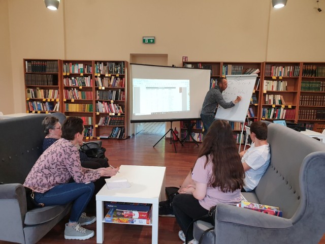 Darmowe lekcje języka hiszpańskiego odbywają się w każdy wtorek i czwartek w Miejskiej Bibliotece Publicznej w Aleksandrowie Kujawskim. Początek o godz. 15.30