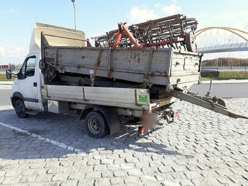 Drogą ekspresową z takim ładunkiem. Dostał dwa mandaty [FOTO]