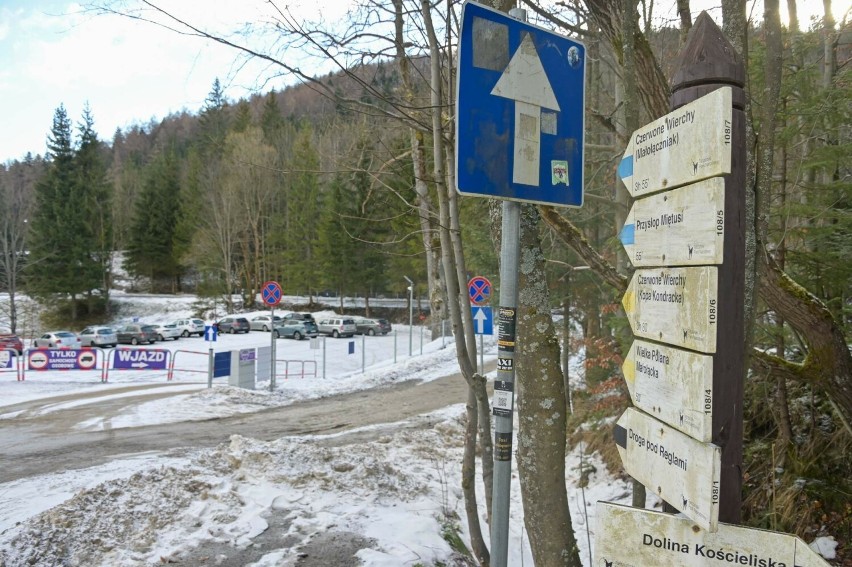Parking u wylotu doliny Małej Łąki w Tatrach