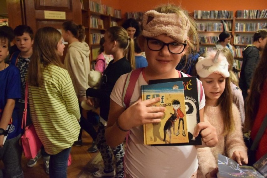 Pruszcz Gdański: Dzieci spotkały się z pisarzem w Noc Bibliotek. Były opowieści o ...duchach oraz ich szukanie [ZDJĘCIA, WIDEO]