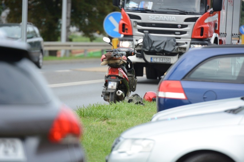 Zderzenie motoroweru z samochodem na ul. Portowej w Grudziądzu [zdjęcia]