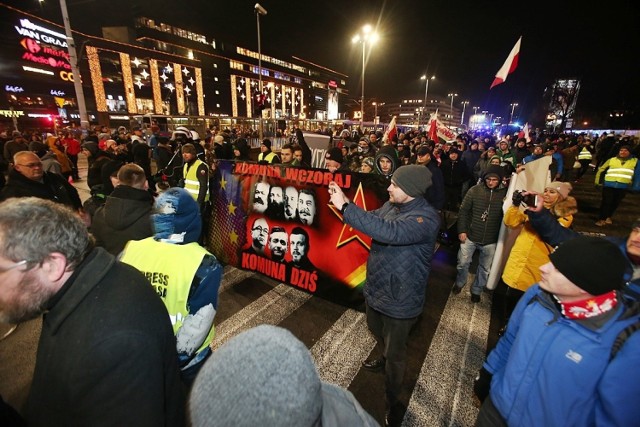 W internecie na wydarzenie zapraszał były ksiądz Jacek Międlar, który zachęcał do wzięcia w nim udziału "polskich patriotów upamiętniających ofiary stanu wojennego i kategorycznie sprzeciwiających się komunistycznej zarazie".