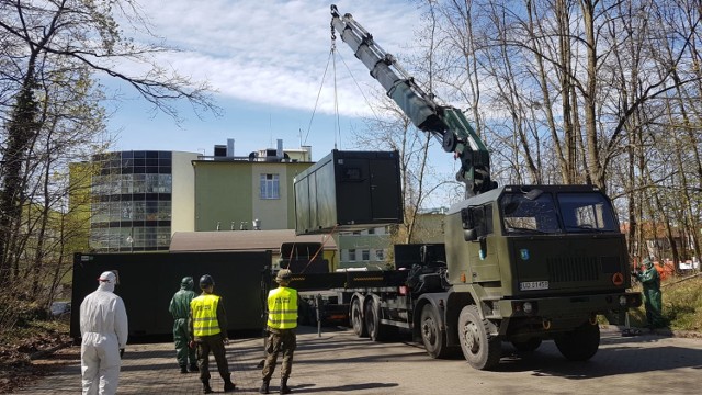 Takie kontenery 13. Śląskiej Brygady Obrony Terytorialnej stanęły pod szpitalem w Nysie