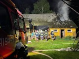 Nocny pożar stodoły w Gosporzydowej. Z ogniem walczyło kilka jednostek straży pożarnej z powiatu brzeskiego [ZDJĘCIA]