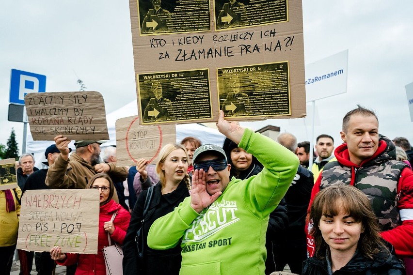 Wałbrzych: Protest pod szpitalem. Słowne utarczki zwolenników i przeciwników Romana Szełemeja (ZDJĘCIA)