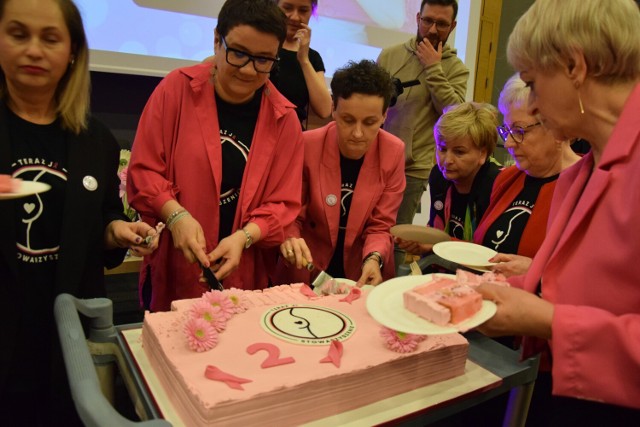 Siła kobiecych serc, czyli drugie urodziny Stowarzyszenia ,,Teraz Ja”. To niezwykłe wydarzenie zorganizowane zostało wieczorem, 27 marca w Ratuszu w Zduńskiej Woli. Jak na urodzinowe spotkanie przystało nie zabrakło tortu, życzeń, prezentów i ciekawych rozmów.