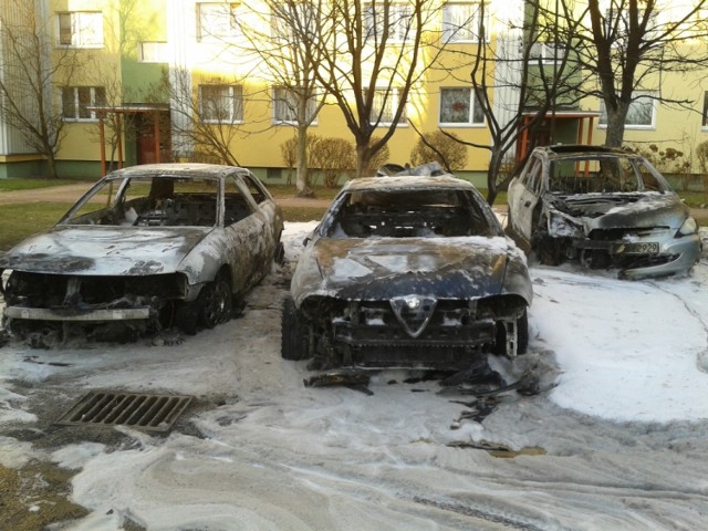 Chełm. Spłonęło 5 samochodów zaparkowanych na parkingu przy ul. Wolności