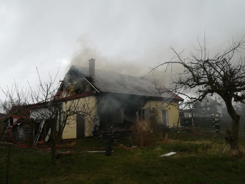 Sztutowo: Pożar domu jednorodzinnego w Sztutowie. Jedna osoba w szpitalu.