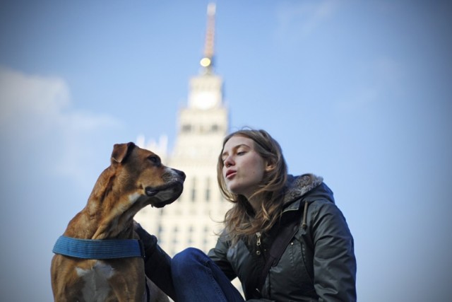 Zofia Kwiatkowska prowadzi internetową mekkę miejskich psiarzy, czyli bloga "Pies w Warszawie", gdzie znajdziecie wszystko to, co powinniście wiedzieć o tym, jak szczęśliwie, kreatywnie i pożytecznie żyć ze swoim psem w mieście.

Autorka mieszka z adoptowanym Bonzem na Żeraniu, wraz z partnerem i jego suczką Milą.

Na stronie pieswwarszawie.pl przeczytasz tutaj o największych bolączkach warszawskich psiarzy, znajdziesz pomysły na trasy spacerowe i być może dowiesz się dlaczego warto mieszkać z psem w Warszawie.

Blog Zosi brał udział w konkursie na Najlepszy Blog Roku 2014 - gdzie został okrzyknięty jednym z 10 najlepszych blogów w kategorii "Pasje i twórczość" i najlepszym psim blogiem w kraju. Gratulujemy!