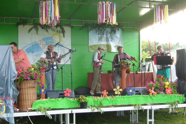 Na wiankowej imprezie zagrała kapela podwórkowa ze Śmigła. Fot. Maksymilian Szczepaniak
