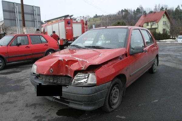 Naszacowice: kierowca zagapił się i rozbił cudze auto [ZDJĘCIA]