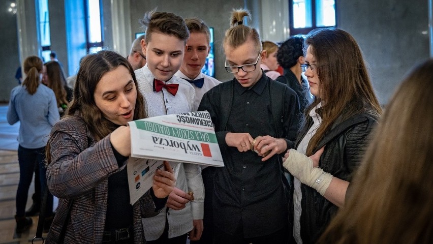 Uczniowie z Kikoła docenieni za swoje działania na rzecz dialogu. Odebrali wyróżnienie z rąk wicemarszałka senatu