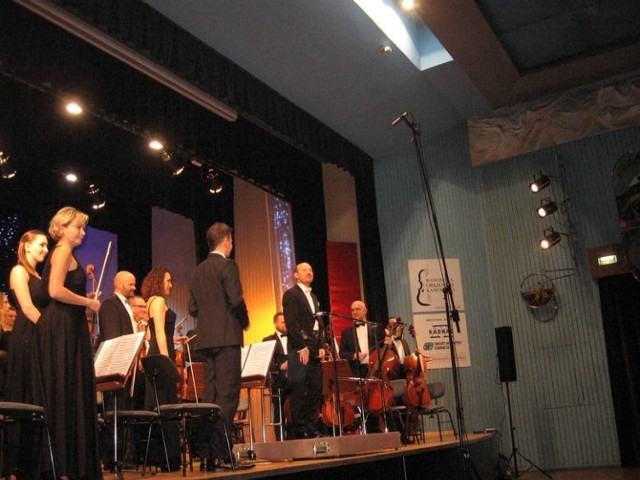 Ten zupełnie inny niż zwykle koncert odbył się 18 stycznia. Na scenie wystąpiła Radomska Orkiestra Kameralna w składzie symfonicznym: zagrało ponad 30 muzyków! Dyrygował Piotr Sułkowski.(w środku).