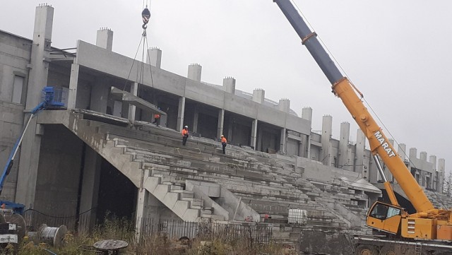 Na budowie nowego stadionu dla Radomiaka w ramach Radomskiego Centrum Sportu przy ulicy Struga 63 rozpoczął się demontaż trybuny południowej. 
- Demontaż trybuny wynika z wadliwego wykonania montażu, niezgodnego z zasadami technicznymi wykonania tego obiektu. Po pierwsze, żadna trybuna i żaden element nie był ułożony prawidłowo na podkładkach neoprenowych. Wszystkie podkładki na trybunie południowej wypadły spod płyt stadionowych tworząc obiekt niepełnowartościowy i niemożliwy do użytkowania. Dlatego uszczelnienie obiektu i położenie płyt stadionowych w sposób prawidłowy wymaga jej demontażu. Nie da się tego zrobić inaczej – tłumaczy Tomasz Chrobot, dyrektor zarządzający firmy Betonox Construction, obecnego wykonawcy.
Ponadto zostanie wzmocniony także grunt, bo trybuna południowa przylega bezpośrednio do łącznika, w którym znajdują się pomieszczenia gospodarcze, szatnie, natryski, sala konferencyjna, kawiarnia, restauracja i wiele innych.
Cały czas trwają prace na trybunie północnej. 
Jak się nieoficjalnie dowiedzieliśmy, nowym terminem oddania stadionu do użytku jest 31 grudnia 2022 roku. 
ZOBACZ NAJŚWIEŻSZE ZDJĘCIA Z BUDOWY STADIONU DLA RADOMIAKA>>>