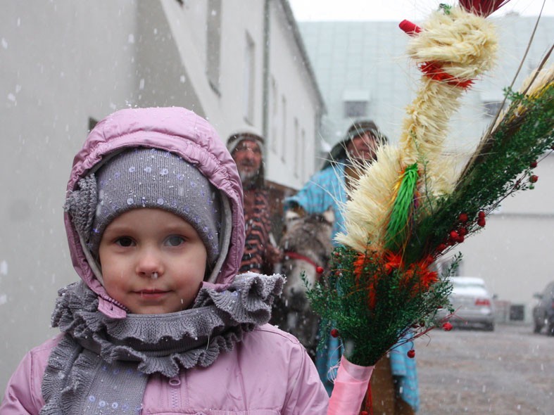 Niedziela Palmowa w Piotrkowie. Wierni powitali Jezusa pod kościołem oo. Bernardynów