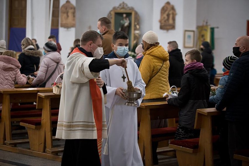 Wielka Sobota w Wałbrzychu. Święcenie pokarmów w Sanktuarium Relikwii Drzewa Krzyża Świętego na Podzamczu (ZDJĘCIA)