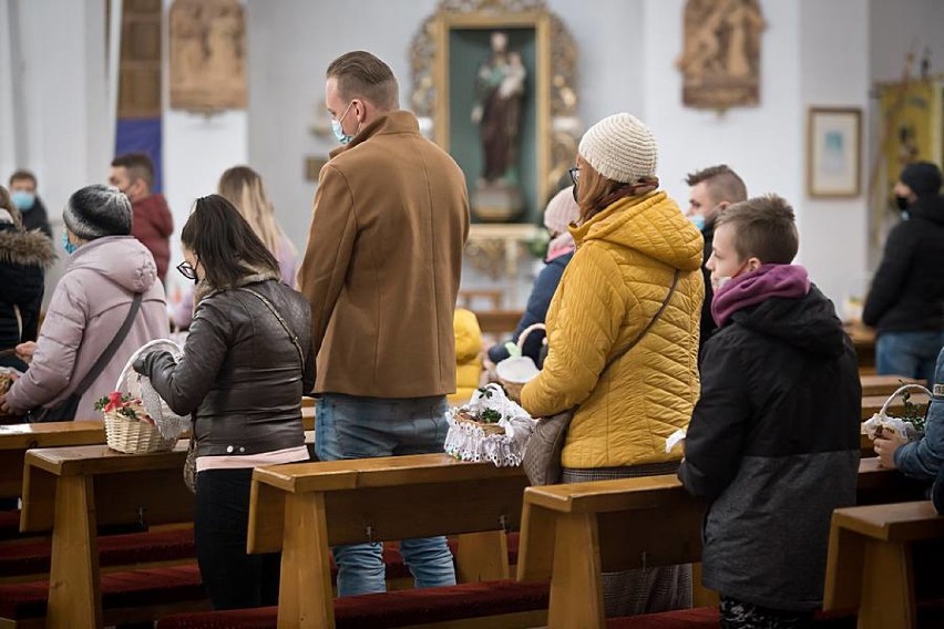 Wielka Sobota w Wałbrzychu. Święcenie pokarmów w Sanktuarium Relikwii Drzewa Krzyża Świętego na Podzamczu (ZDJĘCIA)