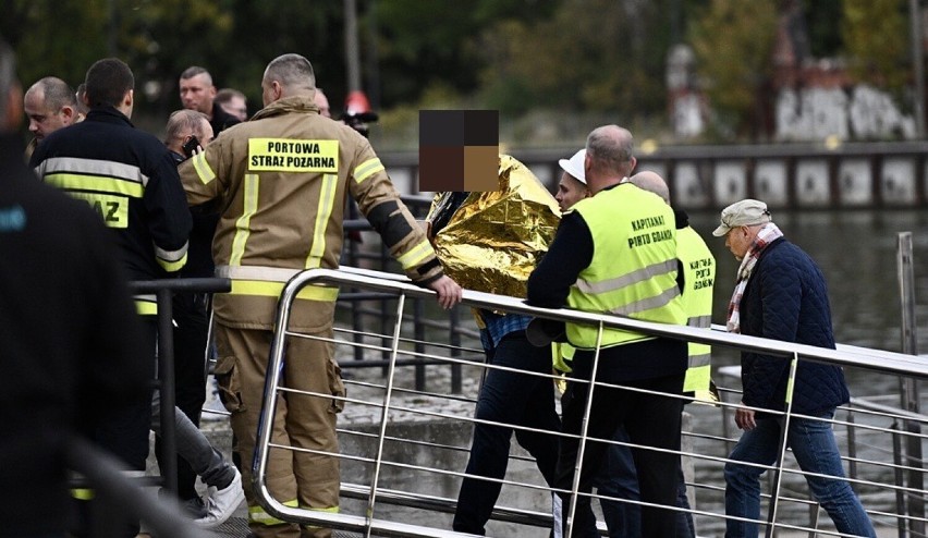 Gdańsk. Łódź wycieczkowa wywróciła się na Motławie. 14 osób wyciągnięto z wody. Nie żyją 3 osoby 08.10.2022 r.