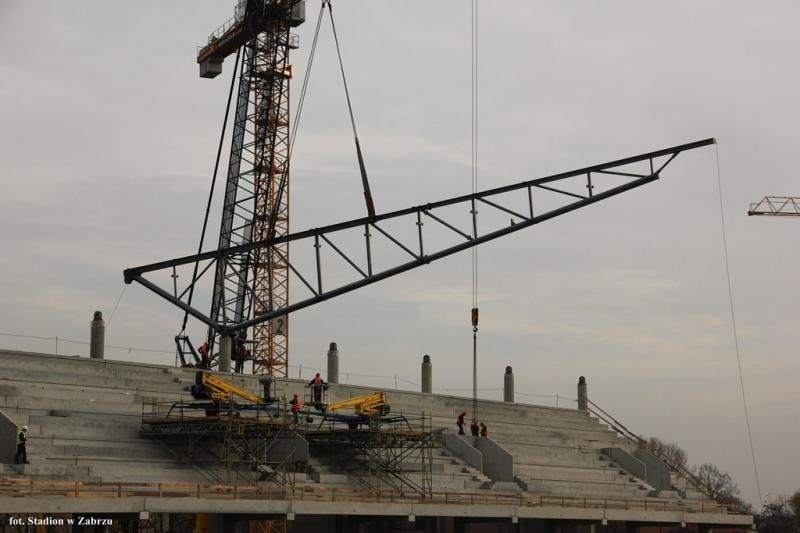 Budowa stadionu Górnika Zabrze: Pierwsze elementy zadaszenia [ZDJĘCIA]