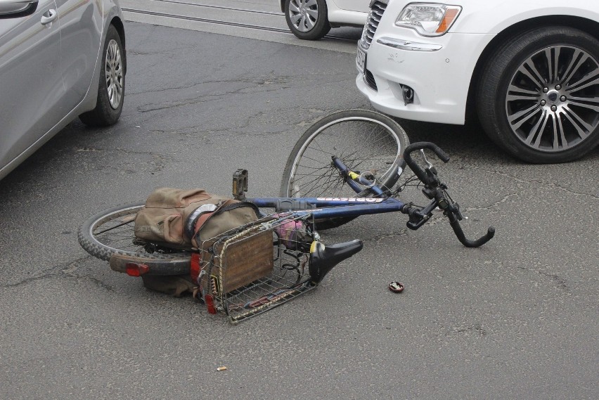 Wypadek na ul. Zgierskiej w Łodzi. Rowerzysta potrącony przez samochód [ZDJĘCIA]