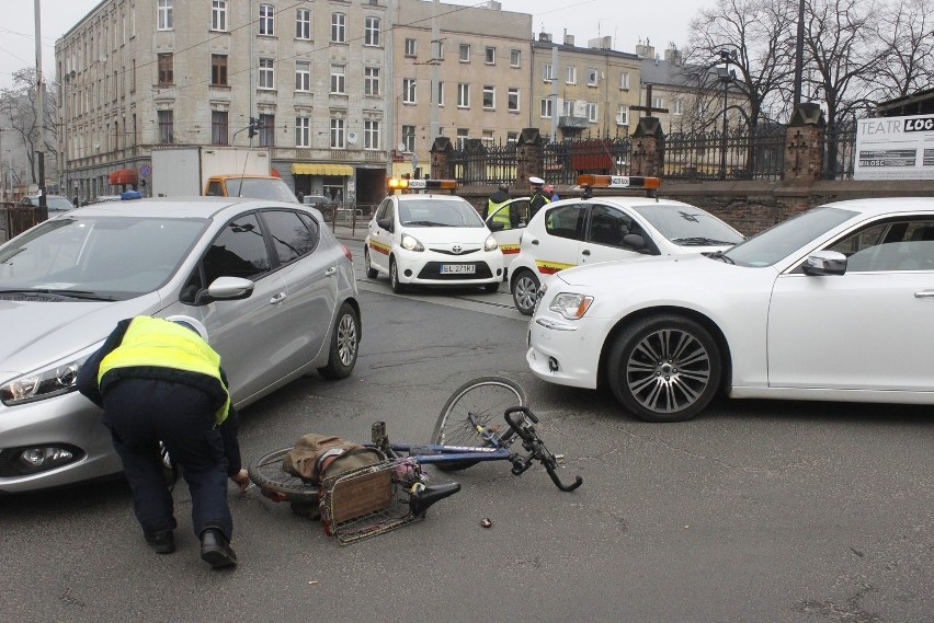 Wypadek na ul. Zgierskiej w Łodzi. Rowerzysta potrącony przez samochód [ZDJĘCIA]