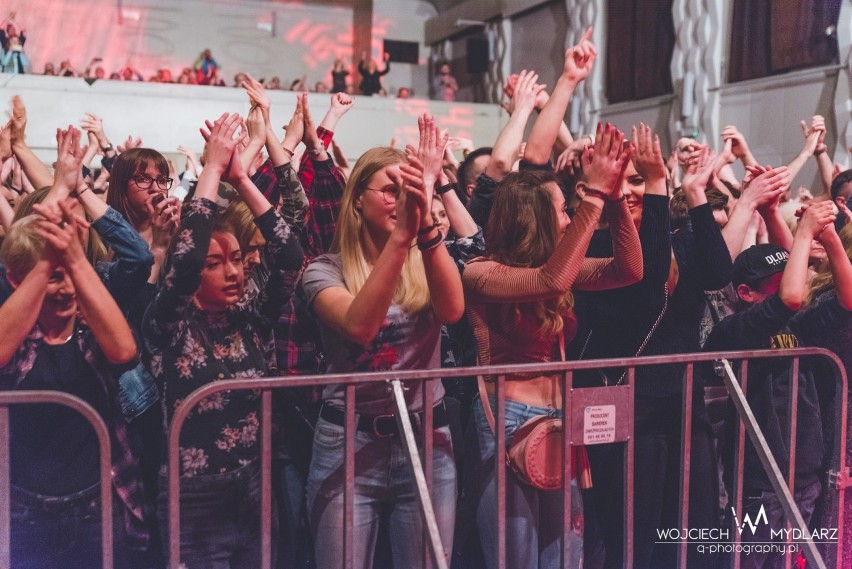 Andrychów. Koncert Tomasza Organka i zespołu porwał fanów jego muzyki, która wypełniła Miejski Dom Kultury 