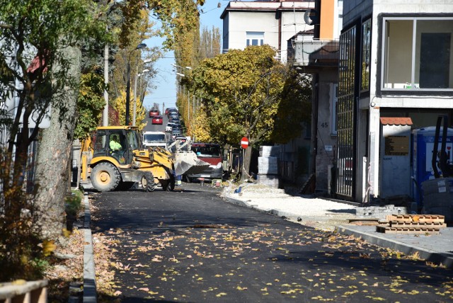 Robotnicy w zeszłym tygodniu położyli na remontowanym odcinku jedną warstwę asfaltu, we wtorek (26 października) jeśli pogoda pozwoli, planowane jest wylanie kolejnej warstwy