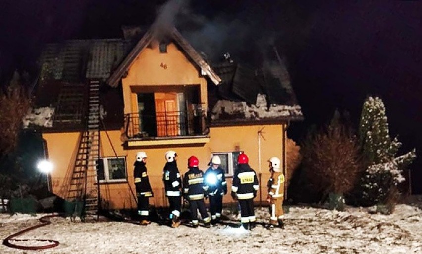 Podobin. Nocny pożar w gorczańskiej wiosce gasiło osiem strażackich zastęów