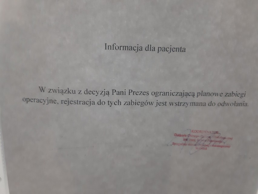 Kartka z informacją o zawieszeniu zabiegów planowych