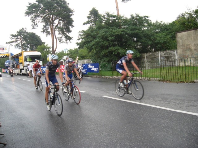 Finiszujący peleton w Kozienicach.