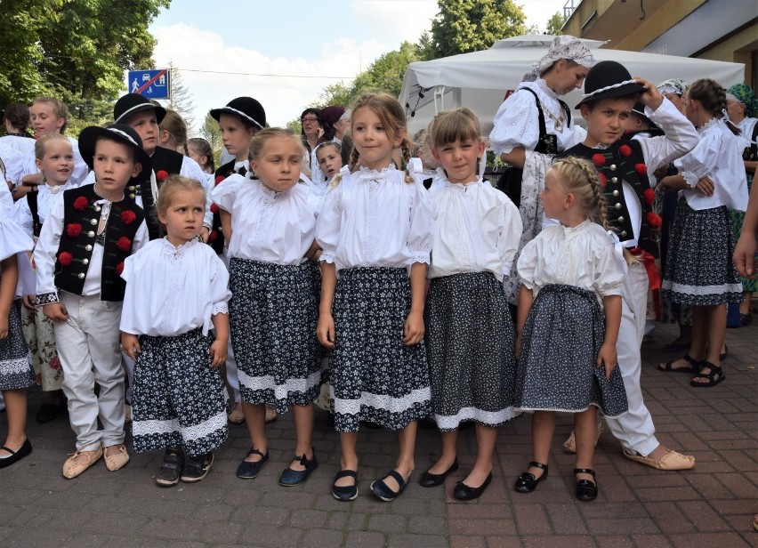 Barwny, rozśpiewany i rozmuzykowany korowód przeszedł...