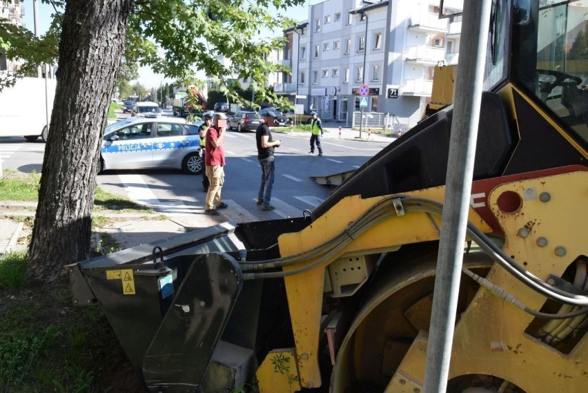 Walec drogowy zsunął się z naczepy ciężarówki na osiedlu KSM w Kielcach. Utrudnienia na drodze [ZDJĘCIA]