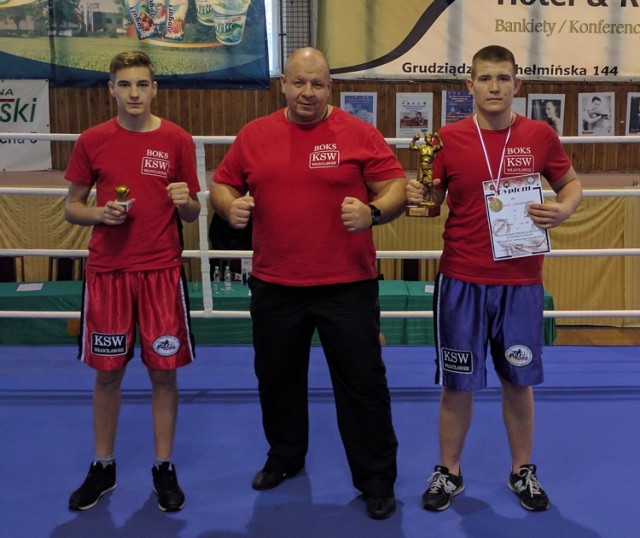 Od prawej: Marcin Gołębiewski, trener Daniel Łuczak, Daniel Piotrowski